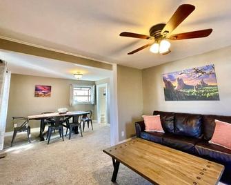 Adventure Awaits!!-5 min from downtown and parks - Cañon City - Sala de estar