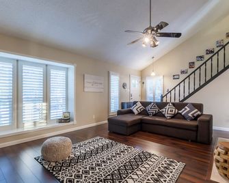 Cute Home Near Dfw Airport, Grapevine Mills & Gaylord Resort - Lewisville - Living room