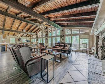 Hidden Buffalo: The Perfect Mountain Spot You've Been Looking For - Alto - Lounge