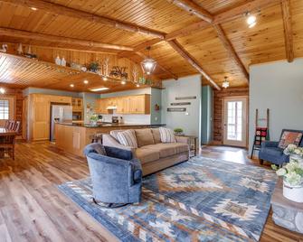 Indoor Pool, Nature's Playground, Log Cabin - Fun for All Ages 4b\/3b sleeps 14 - Dover - Living room