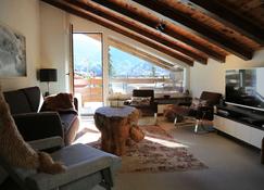 Cosy 2 bedroom attic apartment with view of the Matterhorn - Zermatt - Living room