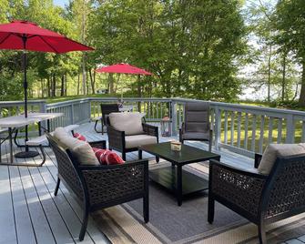 Birchwood! Incredible Red Cedar Lake Home- south of Hayward-2 hours from MPLS! - Birchwood - Balcón