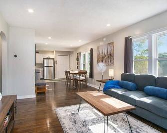 Gorgeous Notre Dame Get Away Comfy Beds Wifi Coffee Games - South Bend - Living room