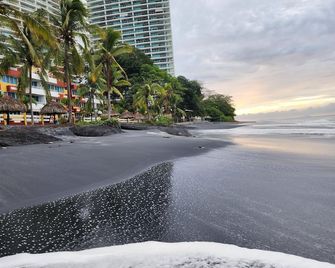 Encanto en Playa Serena - Gorgeous 2BR apt on Panama's black sand beach & pool - Nueva Gorgona - Playa