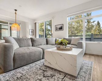 The Silver Fox | Private Hot Tub | Walk to Beach - Invermere - Wohnzimmer