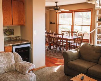 Unique Octagon Treehouse w/Private Jacuzzi - Bemidji - Living room