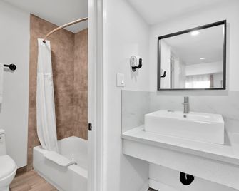 Tradewinds Motel - Lakewood - Bathroom