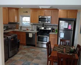Lbi 2 Bedroom Bayside Summer Rental - Long Beach - Kitchen