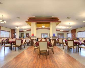 Camel Valley Resort - Igatpuri - Restaurante