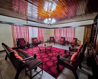 The Ardens, Your Modern Serene Getaway in Big Ada - Ada - Lounge