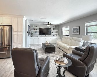 Welcome to our piece of Paradise! Great location for everything Pine Island - Bokeelia - Living room