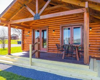 WTR 448 Log Cabin, lake view, large yard - Geneva - Patio