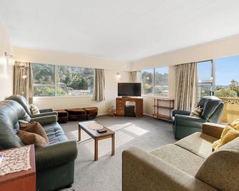 Knights Retreat - Paihia Holiday Home - Paihia - Living room