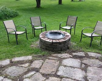 4 Season Enjoyment On Sprawling 70 Acre Estate Including Private Pool! - Chalkhill - Patio