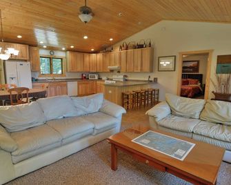 Namakagon Landing - Cable - Living room