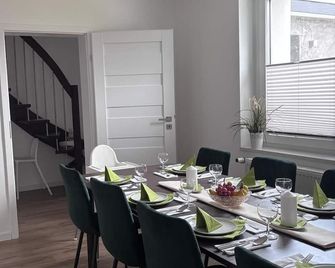 Cityhouse Lubliniec 4 Bedrooms, Garden, Parking, Business & Family - Lubliniec - Comedor