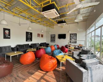 Bedzzz Varanasi by Leisure Hotels, 1 Km from Dashwasamedh Ghat - Benarés - Lounge