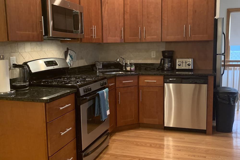 Entire Rental Unit Spacious Two Bed With Parking - בוסטון - מטבח