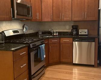 Entire Rental Unit Spacious Two Bed With Parking - Boston - Cucina
