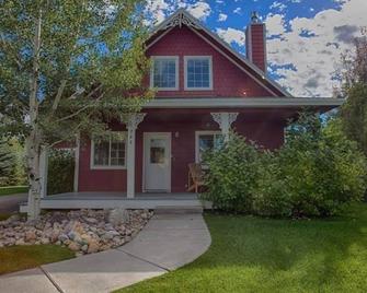 Family Home in Driggs near Targhee w/Hot Tub + A/C - Driggs - Gebäude
