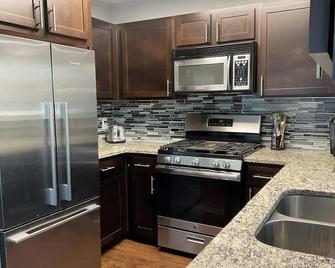 Duplex type 3 story Townhouse--3 mins to downtown! - Austin - Cocina