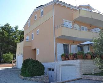 Apartments Kodzoman - Brodarica - Building