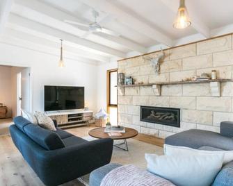 Stunning Sorrento Escape with Pool - Sorrento - Living room