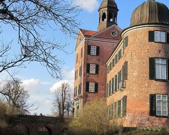 Feuerstelle- nostalgic style, with a lot of space - Hamweddel - Vista del exterior