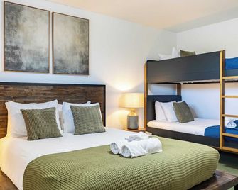 Modern Sonoma Stay w/ Spacious Deck, Views & Prime Location Bennett - Santa Rosa - Chambre