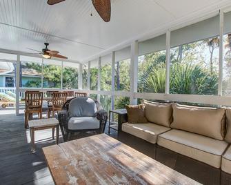 2 Twin Oaks - Isle of Palms - Living room