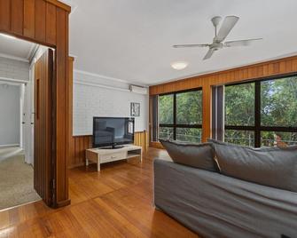 Rustic Charm by the Lake, Embassies & Parliament - Yarralumla - Pokój dzienny