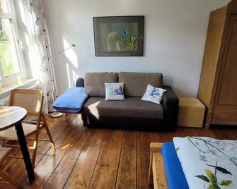 Modern apartment 40 sqm, 2 pers., large garden near bathing lake in Broock (Lübz) - Passow - Huiskamer