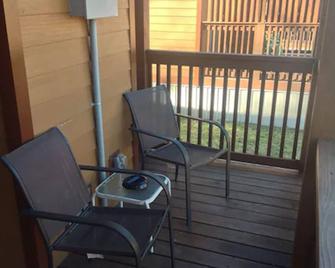 Qualla Cabins and Motel Cherokee near Casino - Whittier - Balcony