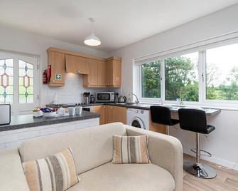 Bracdy Cottage - Denbigh - Kitchen