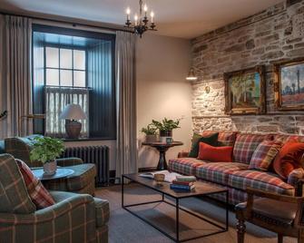 Restored stonehouse in the heart of Perth. - Перт - Вітальня