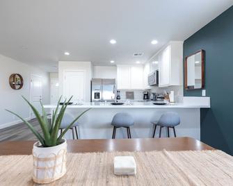 Modern Desert Escape + Ev Charging! - Ridgecrest - Kitchen