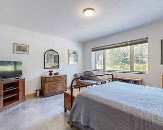 Maine's Nature Getaway - Hancock - Bedroom