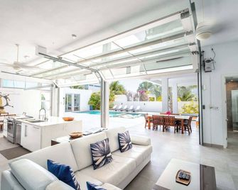 Oceanside 3 Bedroom Luxury Villa with Private Pool, 500ft from Long Bay Beach -V5 - Providenciales - Living room