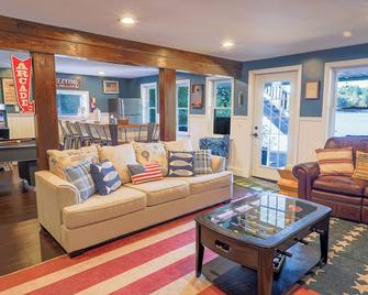 Lakefront Lookout- 14 S - Fort Ann - Living room