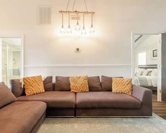 Renovated 2-bedroom farm-style cottage on Lake Murray. - Batesburg-Leesville - Living room