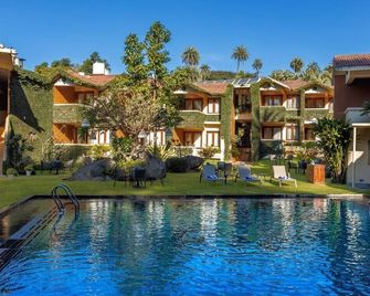 Hotel Hilltone - Mount Abu - Pool