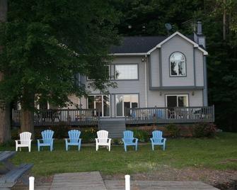 1 acre of level property, 339' of private waterfront and easy beach level access - Moravia - Patio