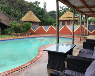 Kgogomodumo Lodge - Kanye - Pool
