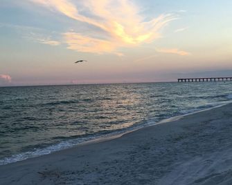 Cozy cottage with private shaded patio and grilling area. Perfect Retreat! - Navarre - Living room