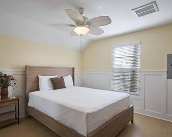 Gorgeous Apartment on Mango St Steps to Beach - Fort Myers Beach - Bedroom