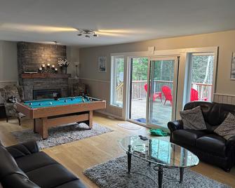 Ultimate Lakeview Retreat - Hot Tub, Paddle & Play - Bancroft - Sala de estar