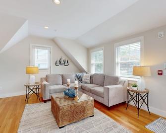 New Lavish Condo in Heart of Downtown Chatham - Walk to Dining, Shops & Beach - Chatham - Living room