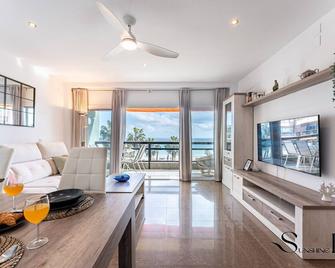 1st Line from the Beach, Views, Pool, Parking - Torremolinos - Huiskamer