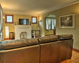 Cozy Duplex Half Mi to Magic Bag and Woodward Ave! - Ferndale - Living room