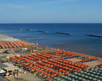 Hotel Embassy - Pesaro - Praia